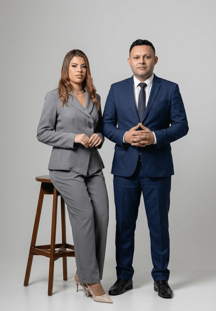 Os advogados Jaciara Jacome e Sharles Silva, lado a lado, em retrato profissional em estúdio.